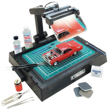 MESA DE TRABALHO COM LENTE E LUZ DE 6 LEDS WORK STATION W/MAGNIFYING LENS TAMIYA TAM 74064